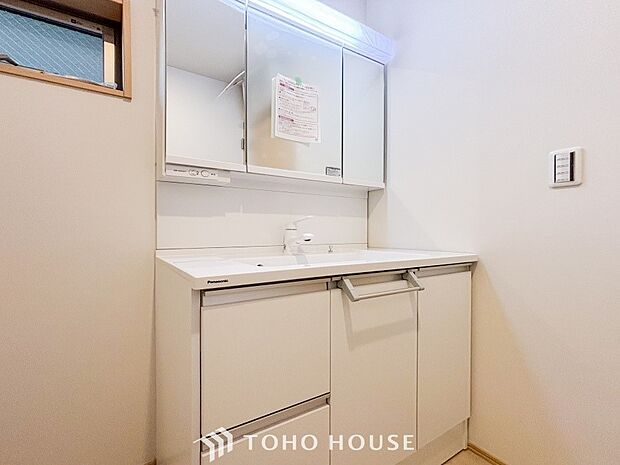 洗面台・洗面所十分な大きさの洗面台は、朝の慌ただしい時間でも余裕とゆとりを感じて頂けます。