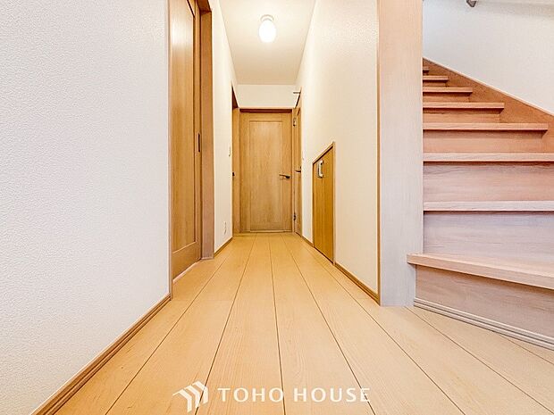 上質感漂う廊下。居住者の帰り、訪れる方を優しく迎え安らぎに満ちた生活空間を予感させます。