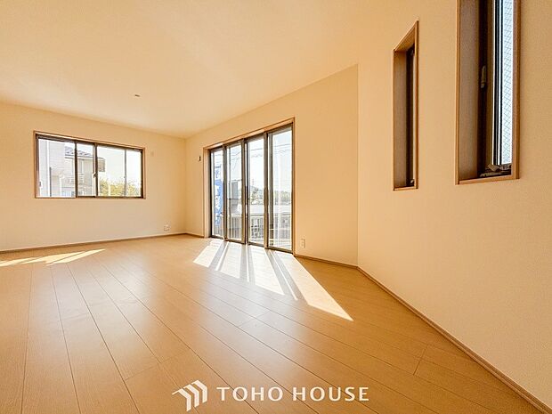 忙しい朝でも、しっかり家族が揃って食事をして頂けるゆとりある大きさのダイニングスペース。