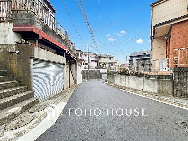 前面道路含む現地写真『快適』は「家」と「街」と「環境」が調和した時に訪れるだと改めて感じさせてくれます。
