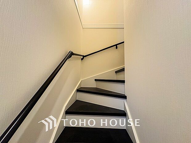 パブリックゾーンとプライベートゾーン繋ぐ階段。豊かな陽光が注ぎ込み、爽やかな住空間を演出。