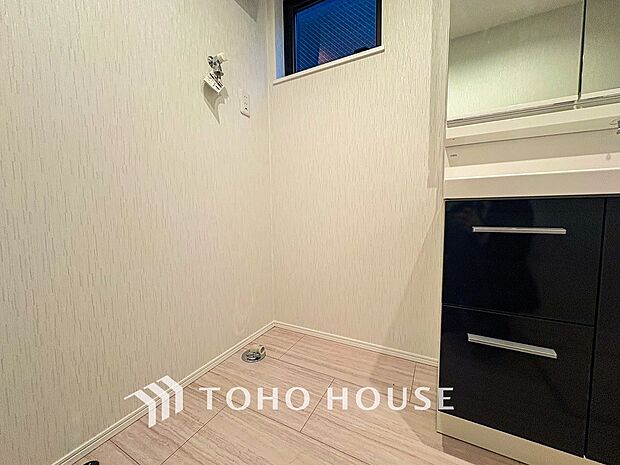 洗濯機を配置しても十分なスペースを確保しております。