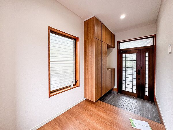 明るく開放感のある玄関。居住者の帰り、訪れる方を優しく迎えてくれます。