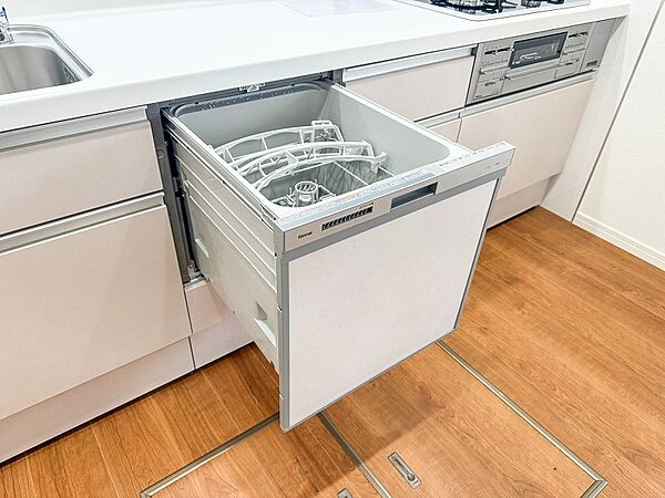 手洗いに比べ節水効果が高く、食器の洗浄から乾燥まで、食後の水仕事を軽減します。