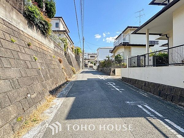 前面道路含む現地写真『快適』は「家」と「街」と「環境」が調和した時に訪れるだと改めて感じさせてくれます。