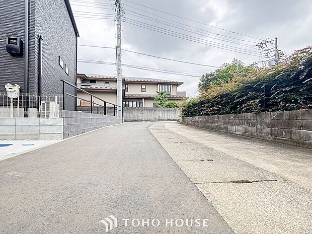前面道路含む現地写真『快適』は「家」と「街」と「環境」が調和した時に訪れるだと改めて感じさせてくれます。