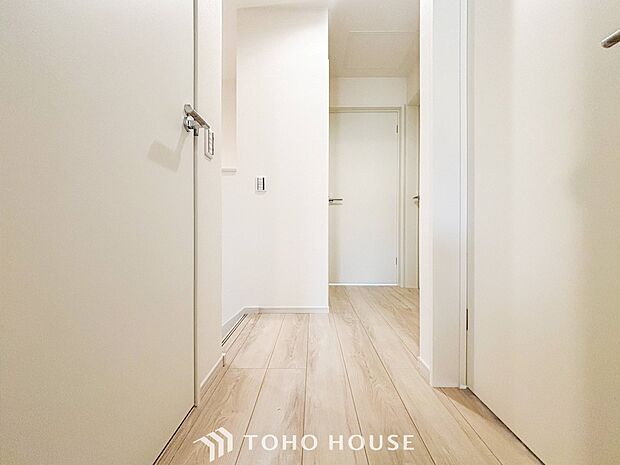 上質感漂う廊下。居住者の帰り、訪れる方を優しく迎え安らぎに満ちた生活空間を予感させます。