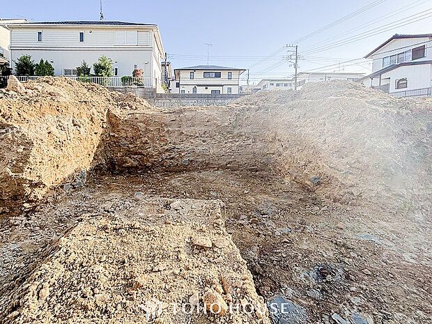 閑静な住宅街の陽当りに恵まれた土地。たくさんの想いが美しいカタチに彩られます。