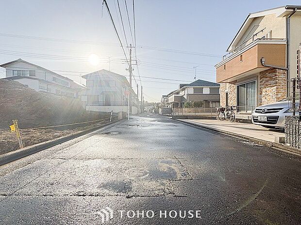 前面道路含む現地写真『快適』は「家」と「街」と「環境」が調和した時に訪れるだと改めて感じさせてくれます。