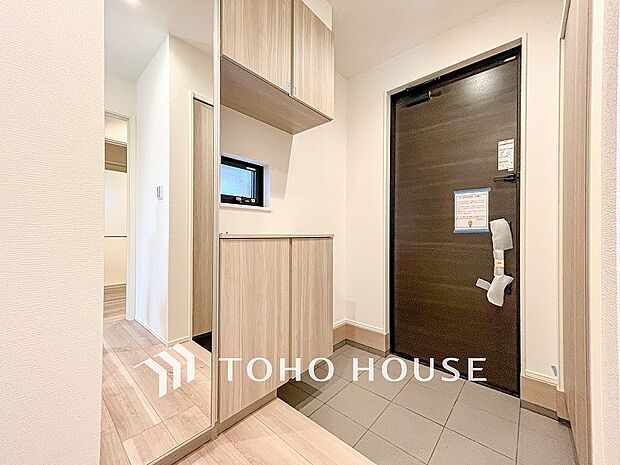 落ち着いた色を基調としていて、明るく優しい玄関となっています。