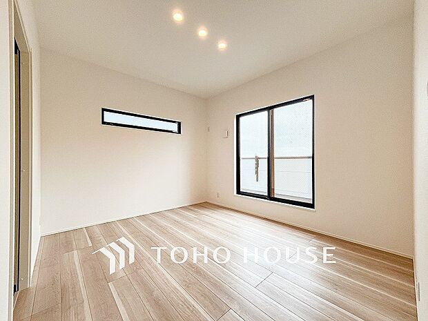 大きな窓からたっぷりと陽光が注がれる明るい空間。家族の成長に対応できる永住仕様の間取り。