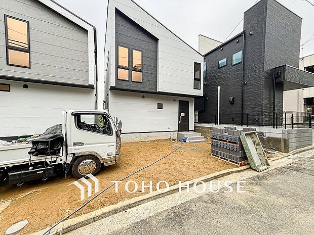 爽やかな青空の下に贅沢なほどに降り注ぐ陽光、豊かな居住性と、クオリティが見事に調和した住空間。