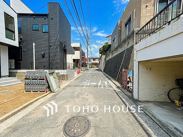 前面道路含む現地写真『快適』は「家」と「街」と「環境」が調和した時に訪れるだと改めて感じさせてくれます。