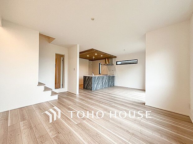 ご家族みんながゆったり寛げる広々リビング。上質な時間を育む暮らしのメインステージです。