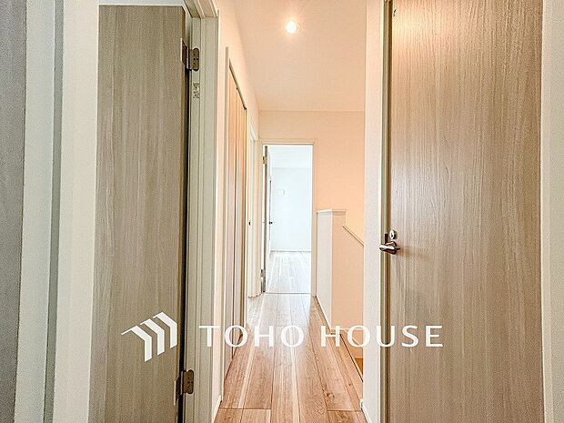 上質感漂う廊下。居住者の帰り、訪れる方を優しく迎える・安らぎに満ちた生活空間を予感させる。