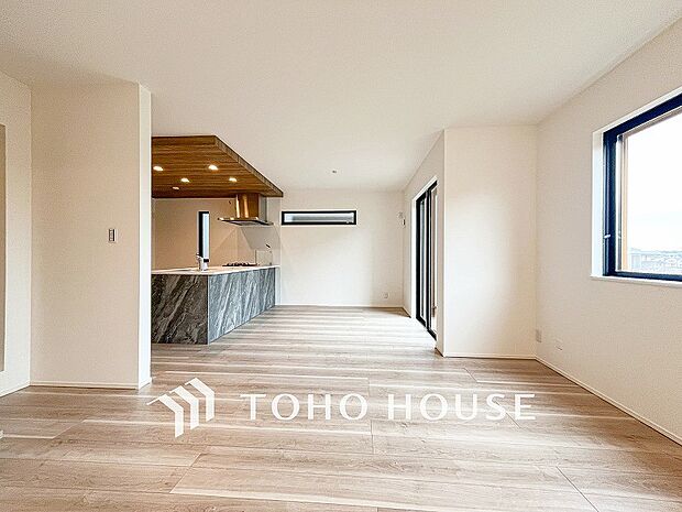 対面式キッチンのあるLDKで家族の会話が弾みます。