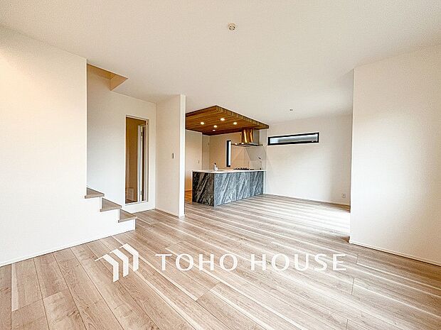 家族と過ごすひと時を溢れる光が優しく包み込むリビングダイニング。