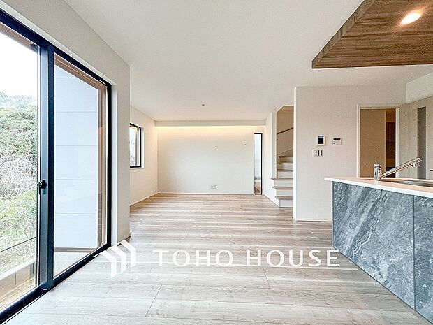 忙しい朝でも、しっかり家族が揃って食事をして頂けるゆとりある大きさのダイニングスペース。