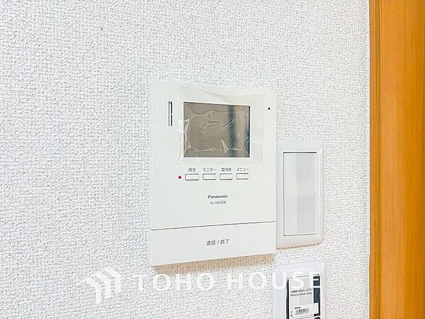 誰が来てもわかる様にモニター付きインターホンを設置。快適と安らぎを合わせた優しい設計。