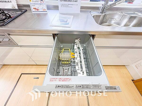 手洗いに比べ節水効果が高く、食器の洗浄から乾燥まで、食後の水仕事を軽減します。