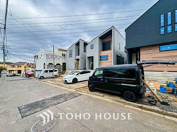 前面道路含む現地写真『快適』は「家」と「街」と「環境」が調和した時に訪れるだと改めて感じさせてくれます。