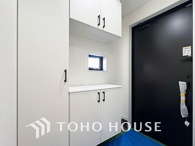 明るくコントラストのある、開放感と清潔感を兼ね備えた玄関。