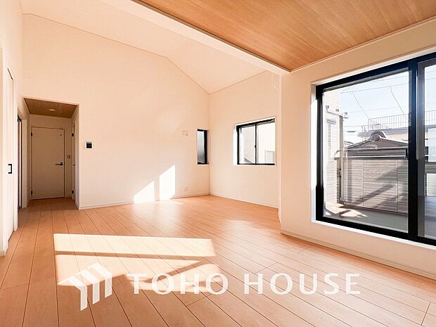 光と風があふれる開放的なリビングダイニングには自然と家族みんなが集まってきます。