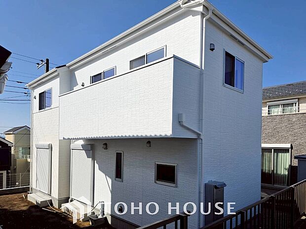 住む人を映し出す洗練された佇まいは、いつまでも輝き続けながらいつしか街の風景に溶け込んでいきます。