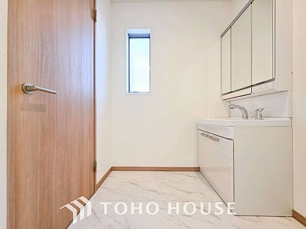 落ち着いた空間を演出するカラーと、ゆったりお使い頂ける広さが魅力のパウダールーム。