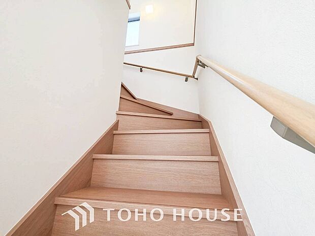 各フロアを結ぶ階段。集いの空間と一人の時間を楽しむプライベートルームをバランスよく繋いでいます。