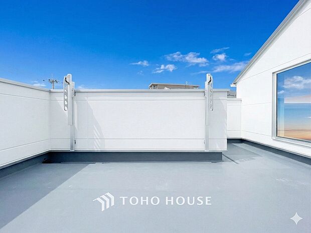 空を近くに、心地よい風を肌で感じることのできるバルコニー。