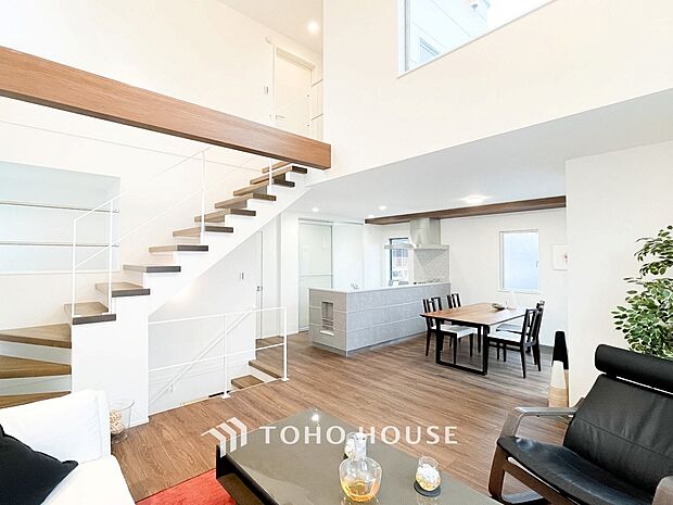 明るく開放的な空間が広がるLDK。室内には豊かな陽光が注ぎ込み、爽やかな住空間を演出。