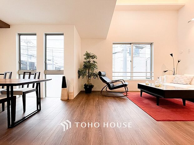 忙しい朝でも、しっかり家族が揃って食事をして頂けるゆとりある大きさのダイニングスペース。