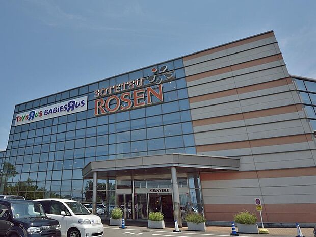 相鉄グループ経営のスーパーマーケット。テナントに100円ショップやドラッグストアなどもあります。