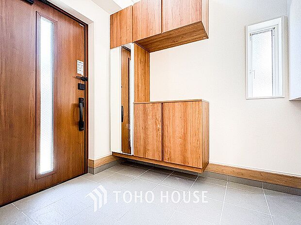 居住者の帰り、訪れる方を優しく迎えてくれる開放感のある玄関。