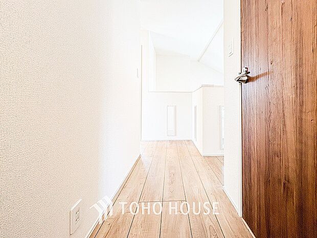 上質感漂う廊下。居住者の帰り、訪れる方を優しく迎える・安らぎに満ちた生活空間を予感させる。