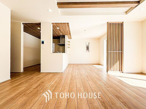 家族と過ごすひと時を溢れる光が優しく包み込むリビングダイニング。