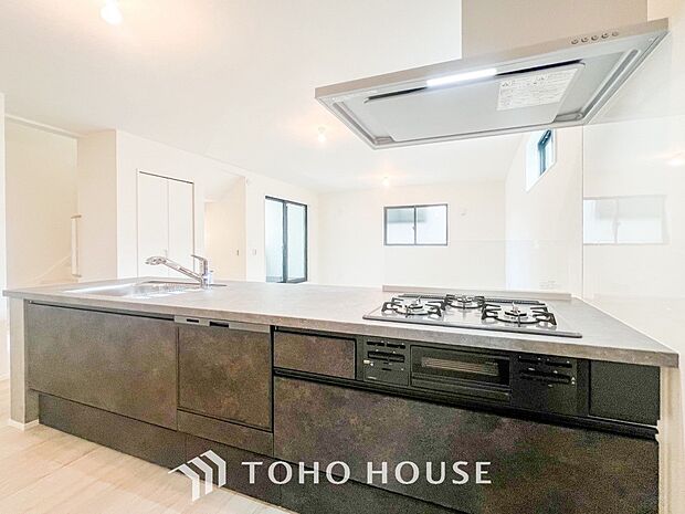 リビング全体が見渡せる配置がされ、ご家族との会話を楽しみながらお料理できます。