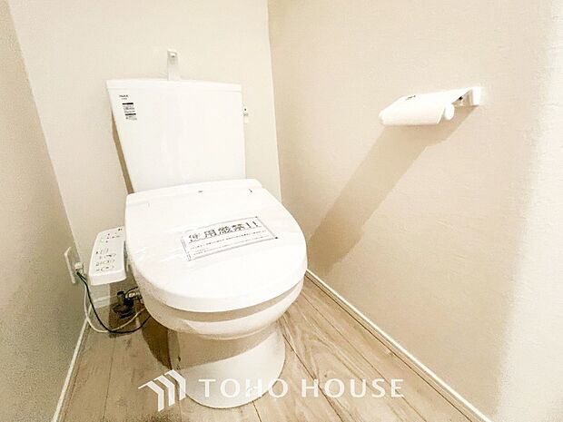 トイレはシンプルにホワイトで統一した温水洗浄付です。