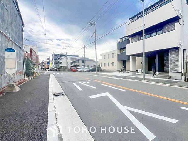 前面道路含む現地写真『快適』は「家」と「街」と「環境」が調和した時に訪れるだと改めて感じさせてくれます。