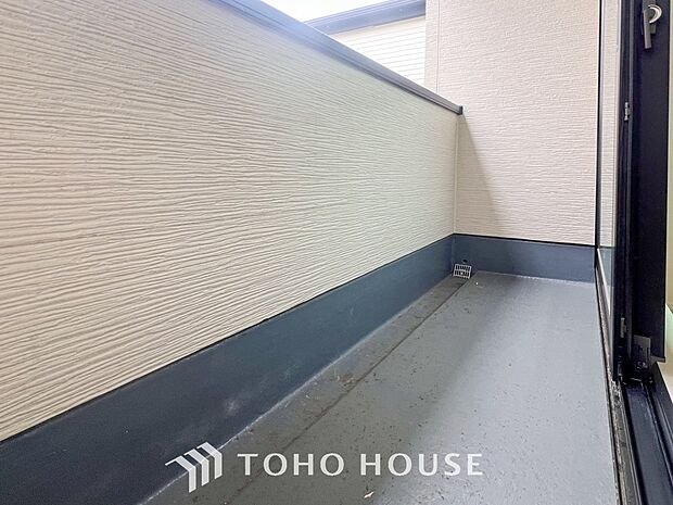 暮らしの中で光と風を演出してくれるバルコニー。