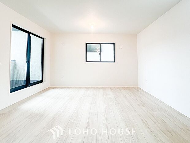 爽やかな色合いのフローリングと清潔感の溢れるクロスが明るい空間を創り出しているリビングダイニング。