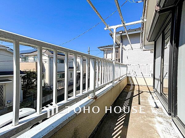 太陽の恵みをたっぷりと受けて、洗濯物も気持ちよく干せそうです。
