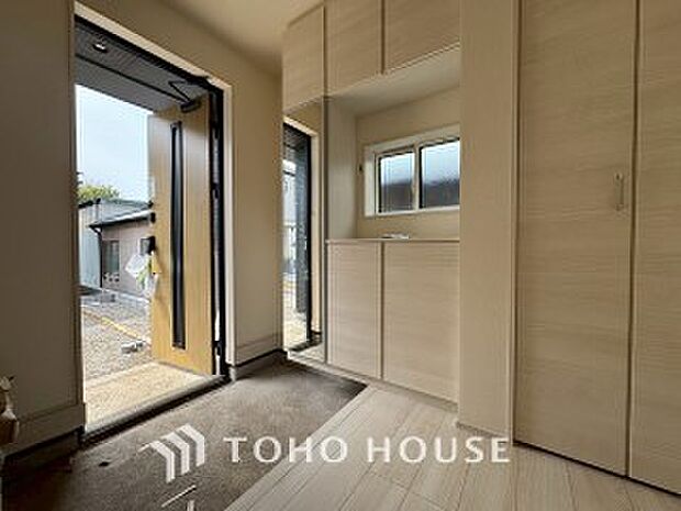 明るくコントラストのある、開放感と清潔感を兼ね備えた玄関。