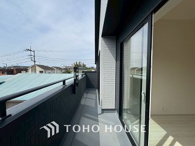 暮らしの中で光と風を演出してくれるバルコニー。