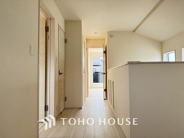 やわらかな陽射しがふりそそぎ、ゆったりした時間が流れる室内。