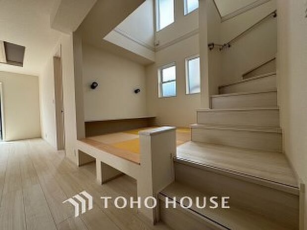 パブリックゾーンとプライベートゾーン繋ぐ階段。豊かな陽光が注ぎ込み、爽やかな住空間を演出。