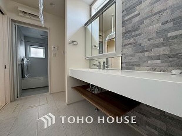 洗濯機を配置しても十分なスペースを確保しております。