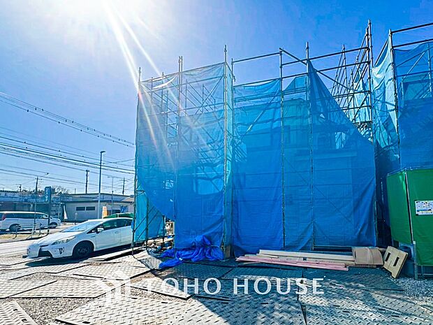 前面道路含む現地写真『快適』は「家」と「街」と「環境」が調和した時に訪れるだと改めて感じさせてくれます。