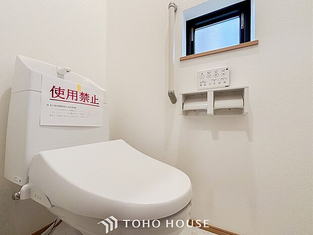 換気と明るさに配慮した清潔感溢れるトイレ。落ち着いた空間で安らぎのひとときをお過ごしいただけます。